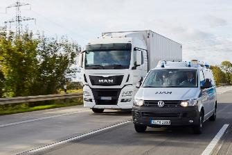 
Vozidlo spolkového úřadu pro logistiku a mobilitu (BALM) kontroluje nákladní automobil v rámci kontroly mýta.