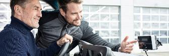 
Ein Servicepartner erklärt einem Lkw-Fahrer die Bedienung der Windshield OBU